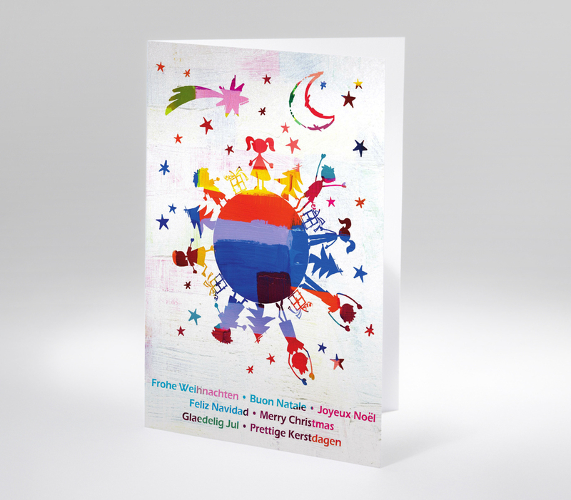 Gemalte Weihnachtskarte mit abstrakter bunter Weltkugel, auf der Kinder fröhlich mit Geschenken und Weihnachtsbäumen stehen. Unten steht Frohe Weihnachten in mehreren Sprachen.