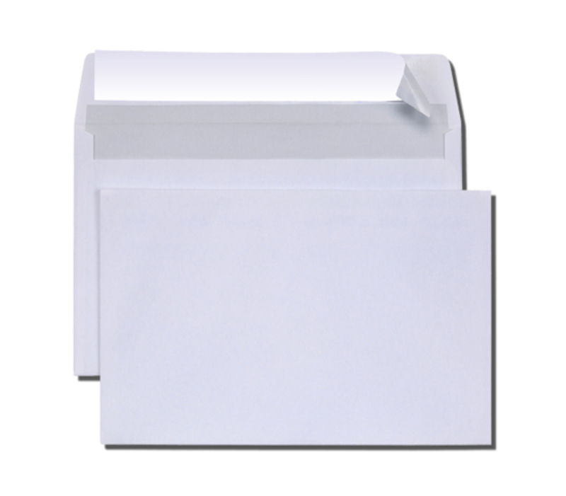 Weißes selbstklebendes Kuvert mit Abziehstreifen.