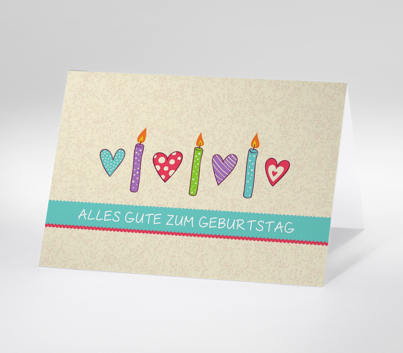 Gezeichnete Geburtstagskarte mit vier bunten Herzen und drei bunten brennenden Kerzen, die vor hellem Hintergrund abwechselnd in einer Reihe stehen. Eine hellblaue Bordüre mit Alles Gute zum Geburtstag schließt die Karte ab.
