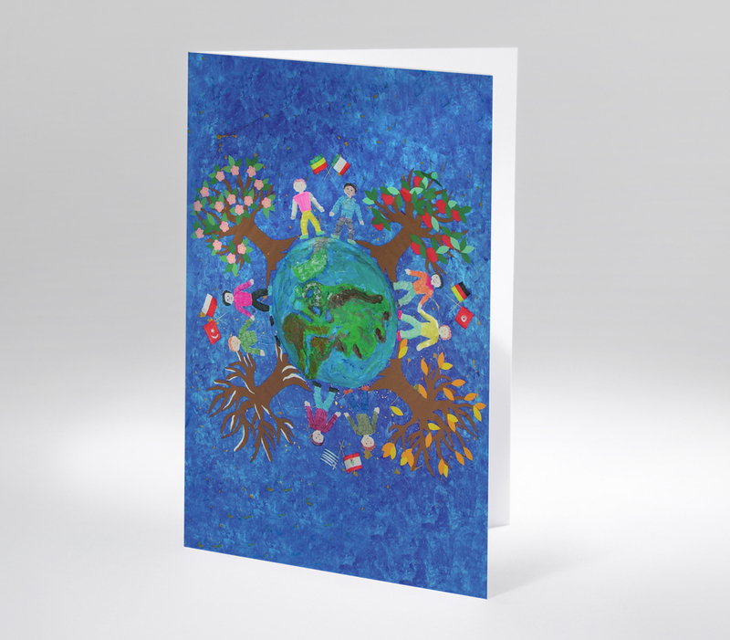 Karte mit gemaltem Globus und Kindern aus aller Welt, umgeben von Bäumen