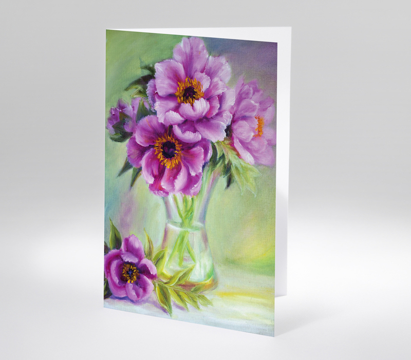 Gemalte Blumenvase mit lila Pfingstrosen auf pastellfarbenem Hintergrund