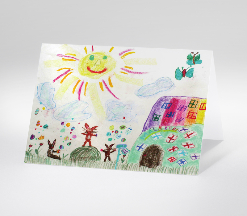 Kinderzeichnung mit Sonne, Osterhasen, bunten Eiern und einem Haus mit Regenbogenfarben
