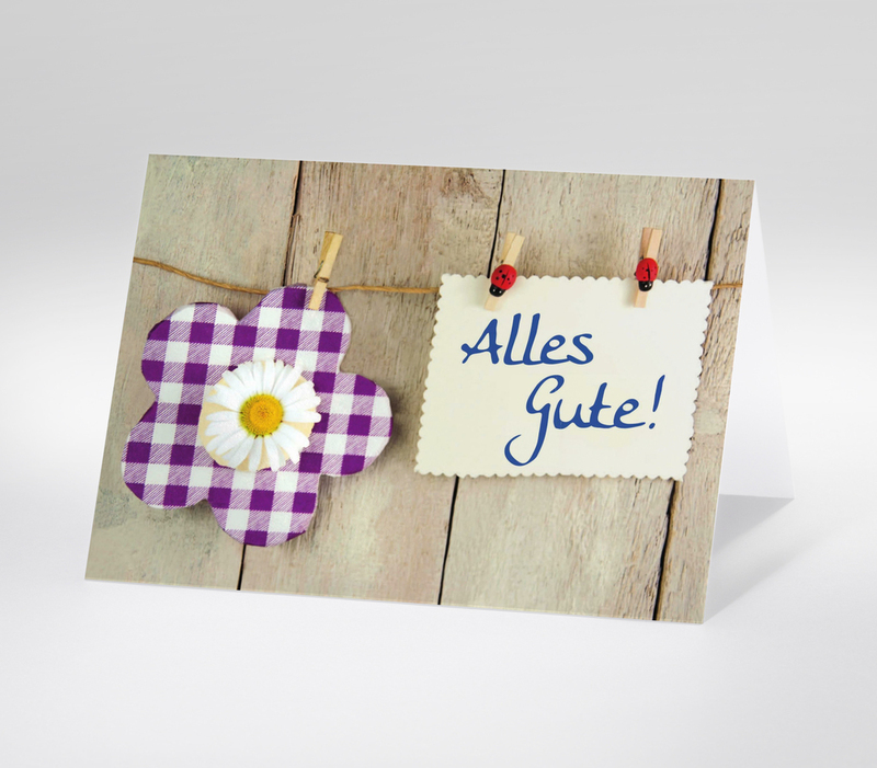 Lila karierte Blume mit Gänseblümchen und Grußkarte Alles Gute mit Holzklammern an Leine befestigt