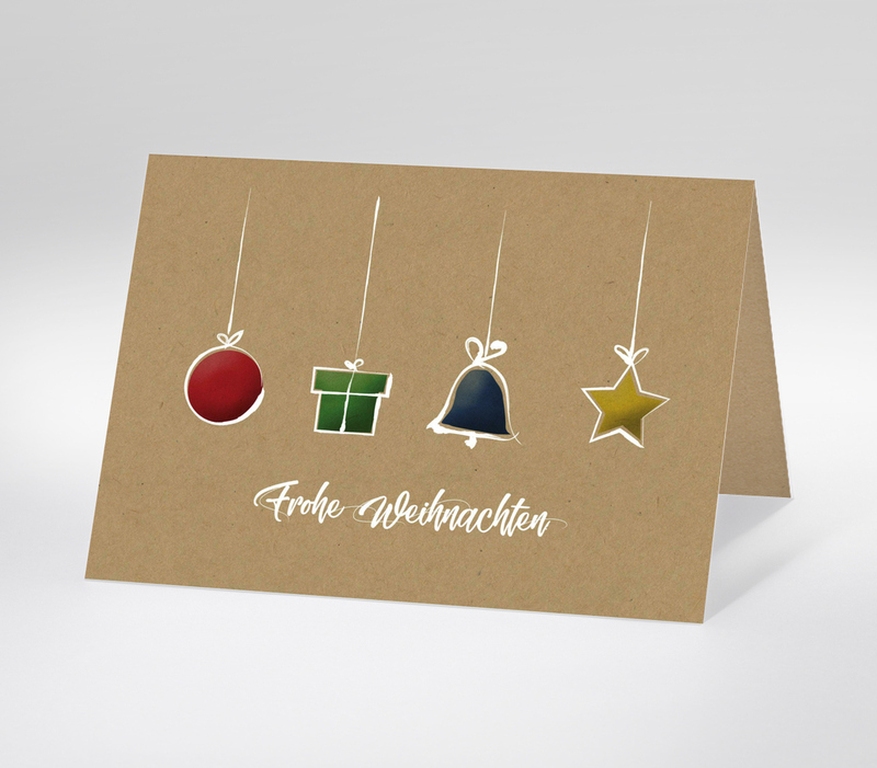 Illustration mit Weihnachtsanhängern auf Kraftpapier und Schriftzug Frohe Weihnachten