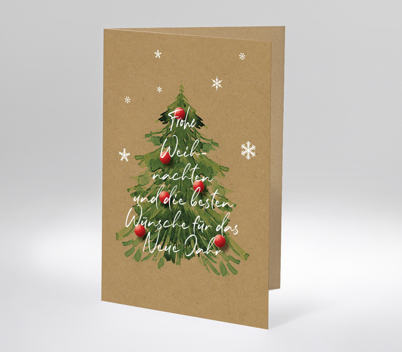 Kraftpapier-Weihnachtskarte mit grünem Baum, roten Kugeln und weißem Schriftzug