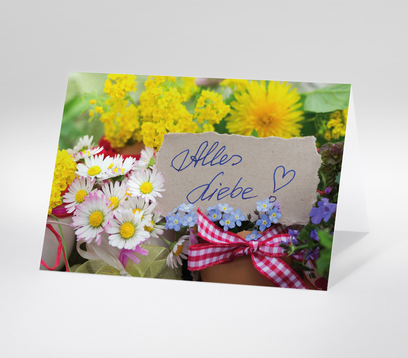 Frühlingsstrauß mit handgeschriebener Karte Alles Liebe inmitten bunter Blumen