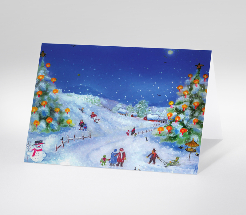 Winterlandschaft mit geschmückten Tannenbäumen, Schneemann und Menschen beim Rodeln