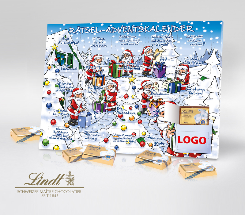 Rätsel-Tischadventskalender von Lindt mit einem gezeichneten verschneiten Winterwald in dem fleißige Weihnachtsmänner Tannenbäume schmücken und Geschenke verpacken. Auf jedem Türchen steht ein kurzes Rätsel, dass hilft, die richtige Zahl und damit das Tür