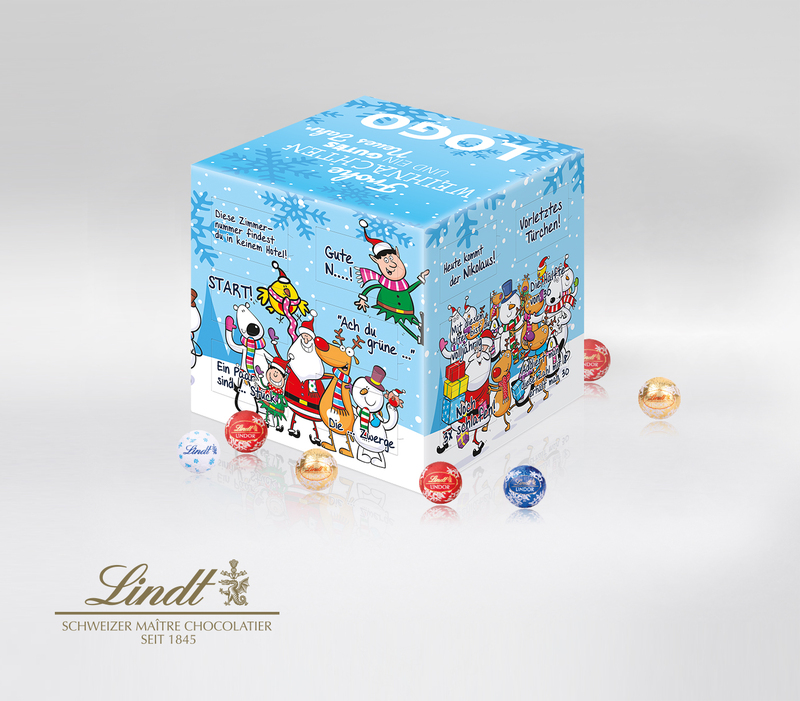Würfelförmiger Adventskalender von Lindt mit Rätseln. Comicartige Weihnachtsfreunde bestehend aus Weihnachtsmann, Eisbär, Schneemann, Wichtel und Rentier, die Arm in Arm fröhlich winken. Auf jedem Türchen steht ein kurzes Rätsel, dass hilft, die richtige 