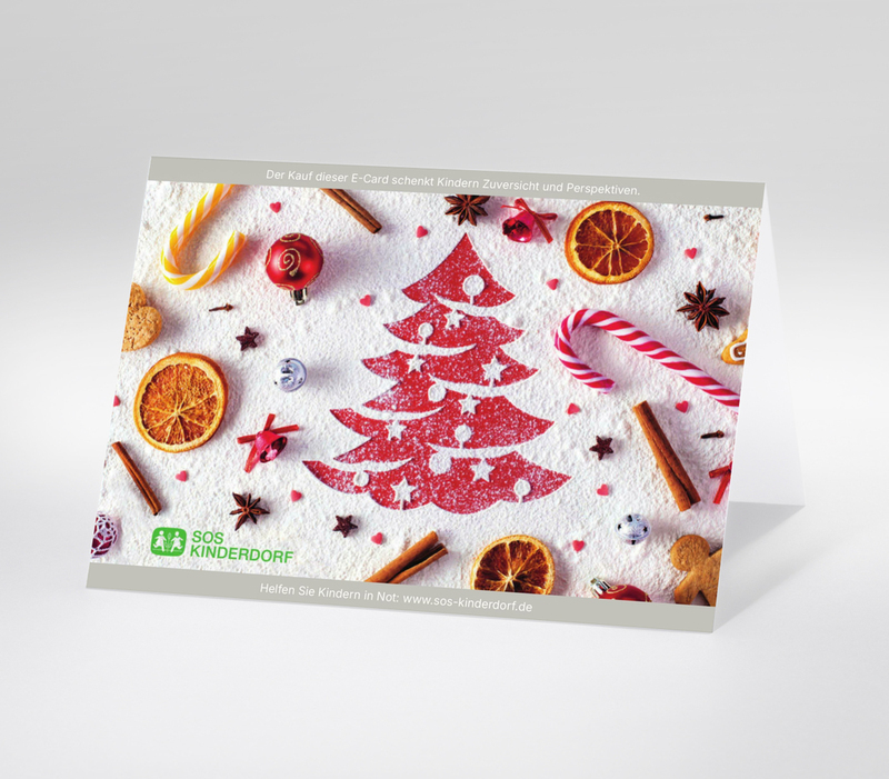 Digitale Weihnachtskarte die auf Puderzucker verschiedene Weihnachtsmotive wie einen roten Weihnachtsbaum, Orangenstücke, Zucker- und Zimtstangen sowie Anissterne zeigt.