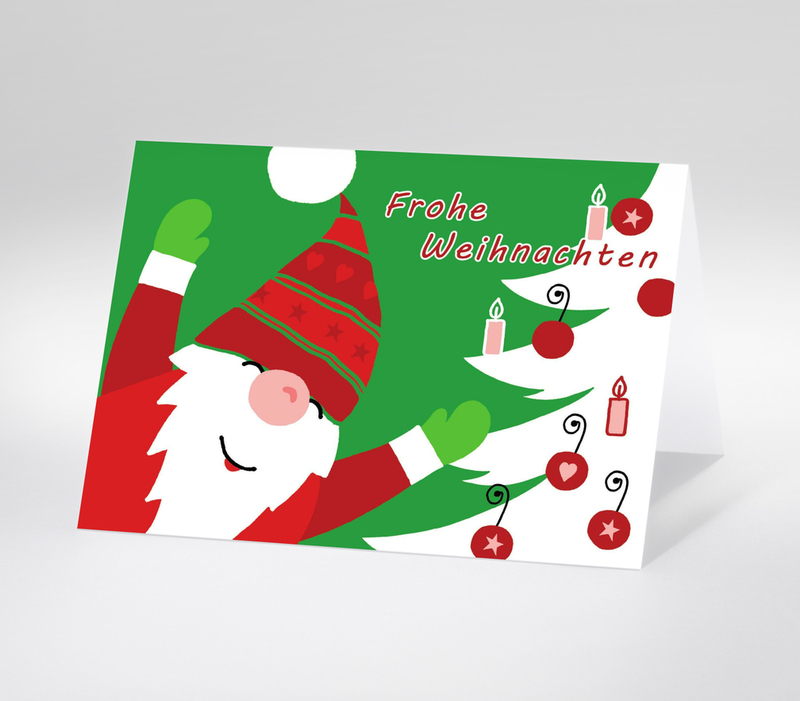 Weihnachtskarte mit fröhlichem Weihnachtswichtel und Tannenbaum mit Kerzen