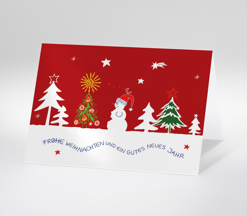 Weihnachtskarte mit Schneemann, buntem Weihnachtsbaum und roten Hintergrund