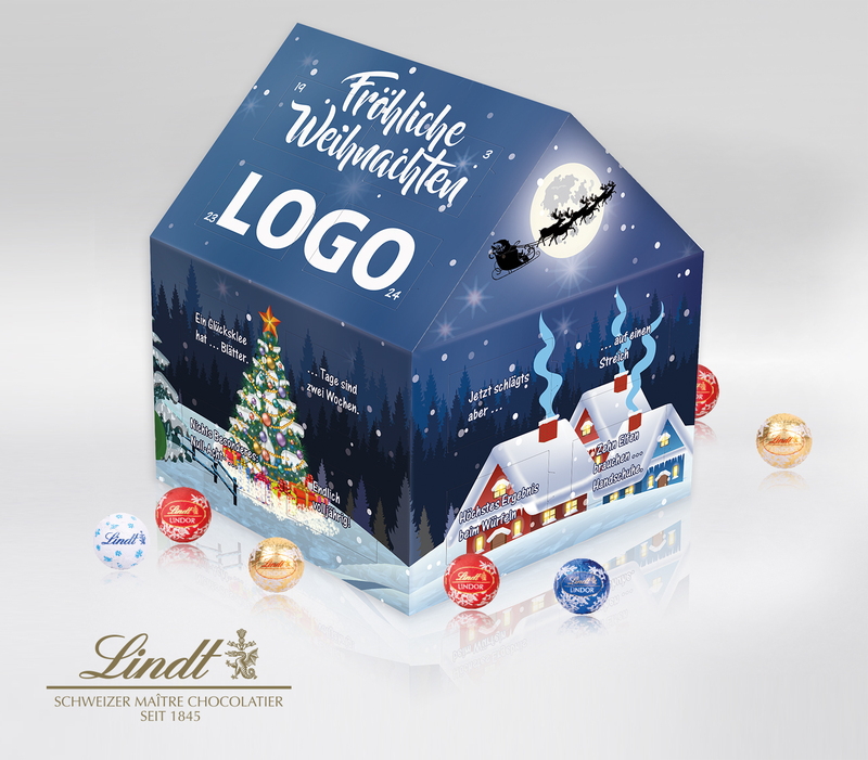 Adventskalender in Hausform von Lindt mit Rätseln, der eine grafische dunkelblaue Weihnachtslandschaft mit Häuschen, Weihnachtsmannschlitten vor Vollmond und illuminiertem Weihnachtsbaum zeigt. Auf jedem Türchen steht ein kurzes Rätsel, dass hilft, die ri