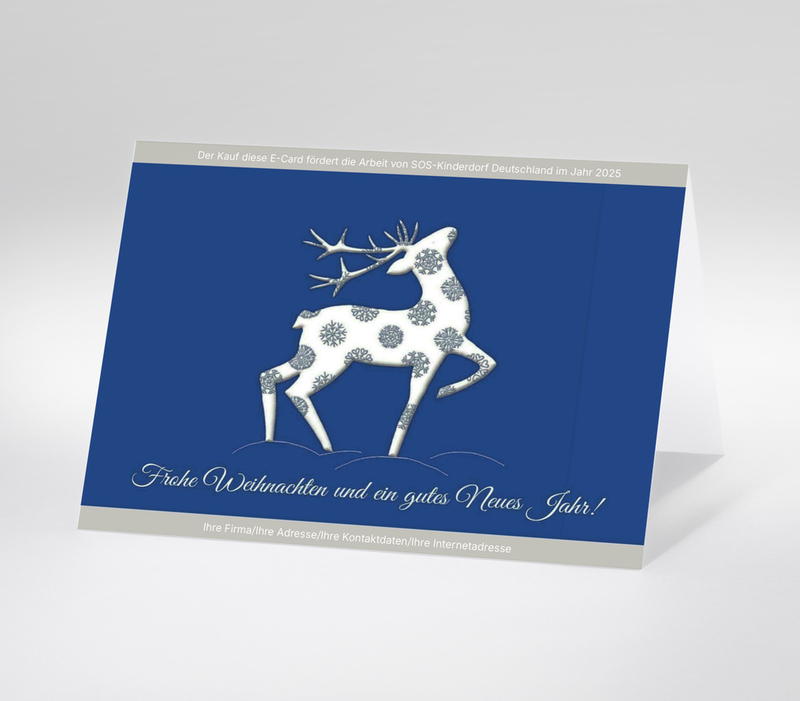 Digitale Weihnachtskarte die einen einzelnen weißen Hirsch mit grauen Schneeflocken vor dunkelblauem Hintergrund zeigt. Darunter steht in Schreibschrift Frohe Weihnachten und ein gutes Neues Jahr.