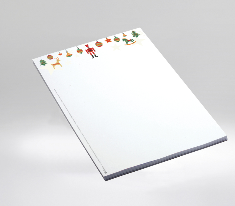 Weißes A4-Briefpapier mit einer weihnachtlichen Bordüre am oberen Rand bestehend aus bunten Nussknackern, Holzpferd, Kugeln und Sternen.