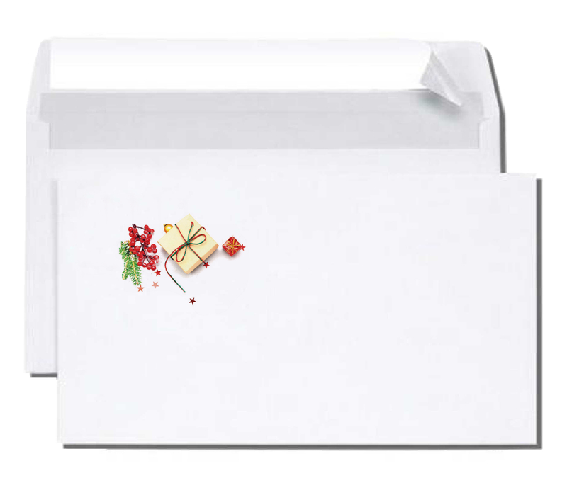 Weißes selbstklebendes Kuvert ohne Fenster auf dem ein Foto von einem Geschenk, umgeben von roten Beeren und Tannenzweig, abgebildet ist.