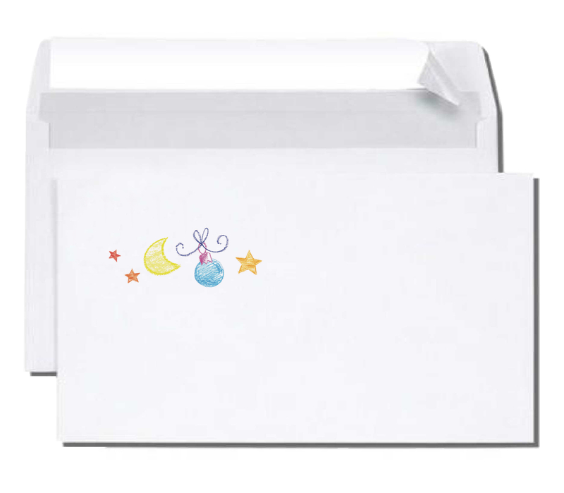 Weißes selbstklebendes Kuvert ohne Fenster auf dem eine Buntstiftzeichnung mit Kugel, Sternen und Mond abgebildet ist.
