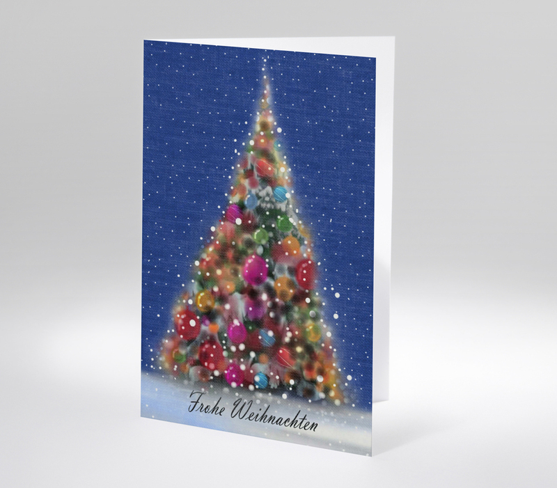 Stimmungsvolle Weihnachtskarte mit leuchtendem Weihnachtsbaum im Schnee vor blauem Nachthimmel