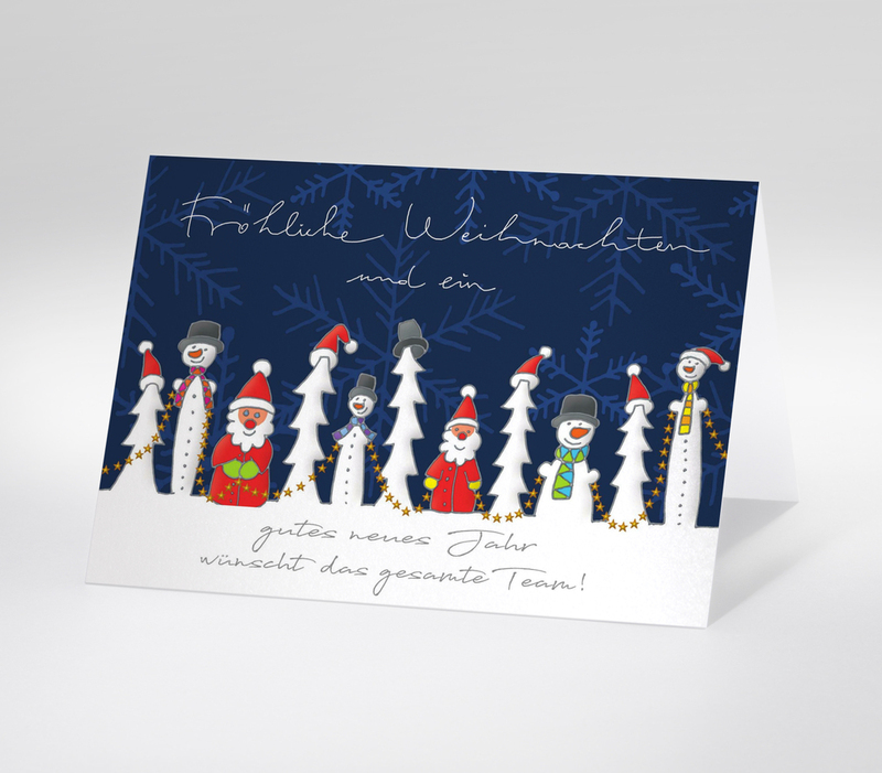 Weihnachtskarte mit Schneemännern und Weihnachtsmännern vor Tannen auf dunkelblauem Hintergrund