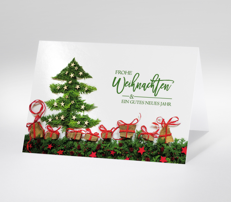 Weihnachtskarte mit Tannenbaum aus Zweigen und Geschenken mit roter Schleife