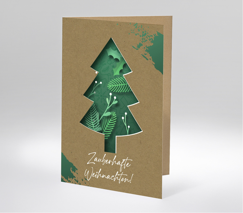 Weihnachtskarte mit ausgeschnittenem Tannenbaum auf grünem Hintergrund mit Zweigen und Beeren