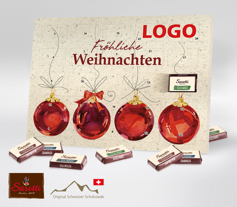 Tisch-Adventskalender von Sarotti aus Graspapier mit vier gemalten roten Weihnachtskugeln, die nebeneinander hängen. Darüber der Schriftzug Fröhliche Weihnachten. In der oberen rechten Ecke ist Platz für ein Firmenlogo.
