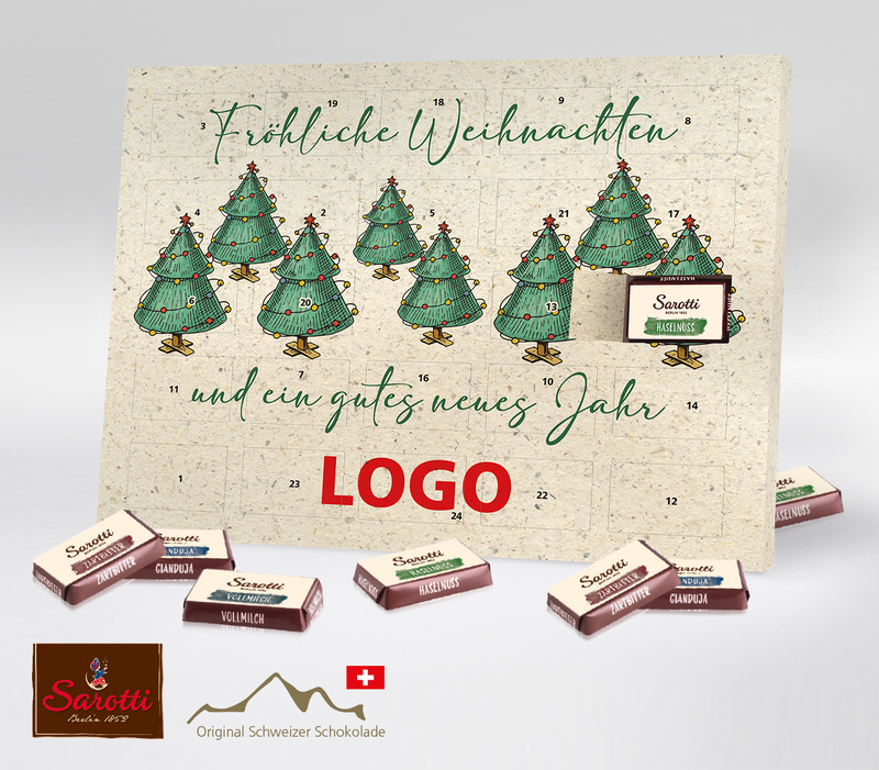 Tisch-Adventskalender von Sarotti aus Graspapier mit acht identischen gezeichneten Tannenbäumen, die jeweils mit einer bunten Lichterkette geschmückt sind. Umrahmt sind sie mit dem Schriftzug Fröhliche Weihnachten und ein gutes neues Jahr.