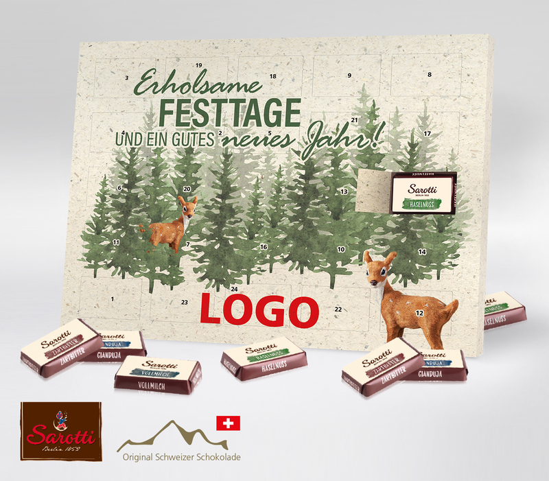 Tisch-Adventskalender von Sarotti aus Graspapier, der einen grünen Aquarell Tannenwald und zwei freundlich schauende Rehe zeigt. Am oberen Rand steht Erholsame Festtage und ein gutes Neues Jahr.