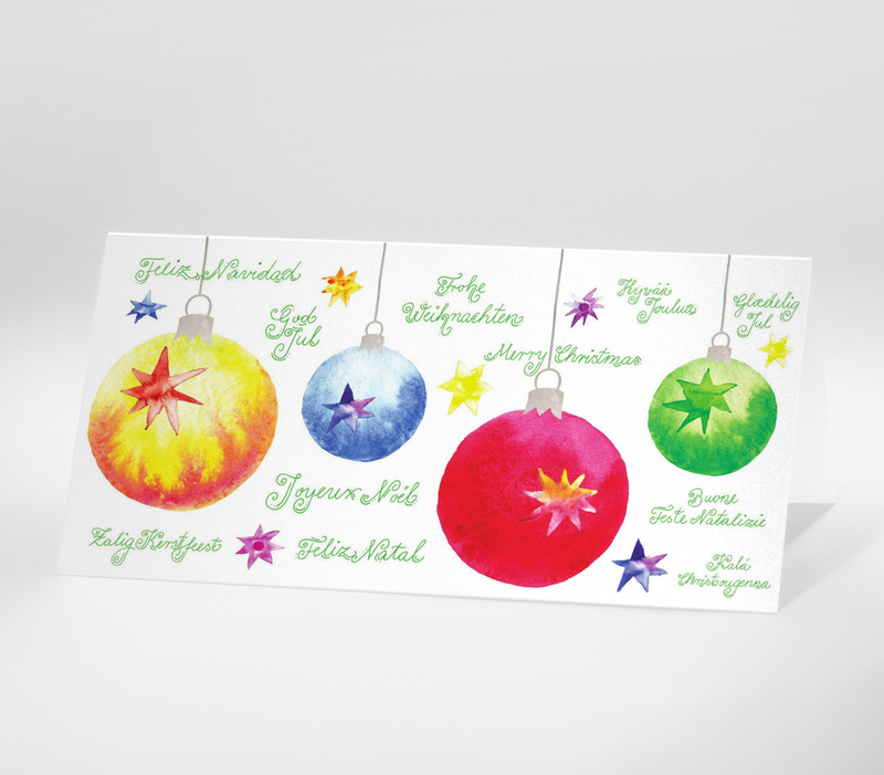 Weihnachtskarte mit bunten Weihnachtskugeln und Frohe Weihnachten in verschiedenen Sprachen
