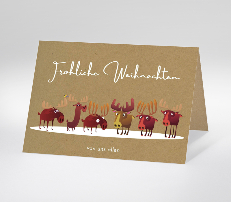 Illustration mit sieben lustigen Elchen auf braunem Hintergrund mit Schriftzug 