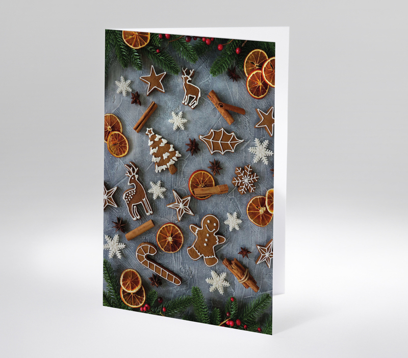 Weihnachtliche Flatlay-Komposition mit Plätzchen, Zimtstangen, Tannenzweigen und getrockneten Orangenscheiben