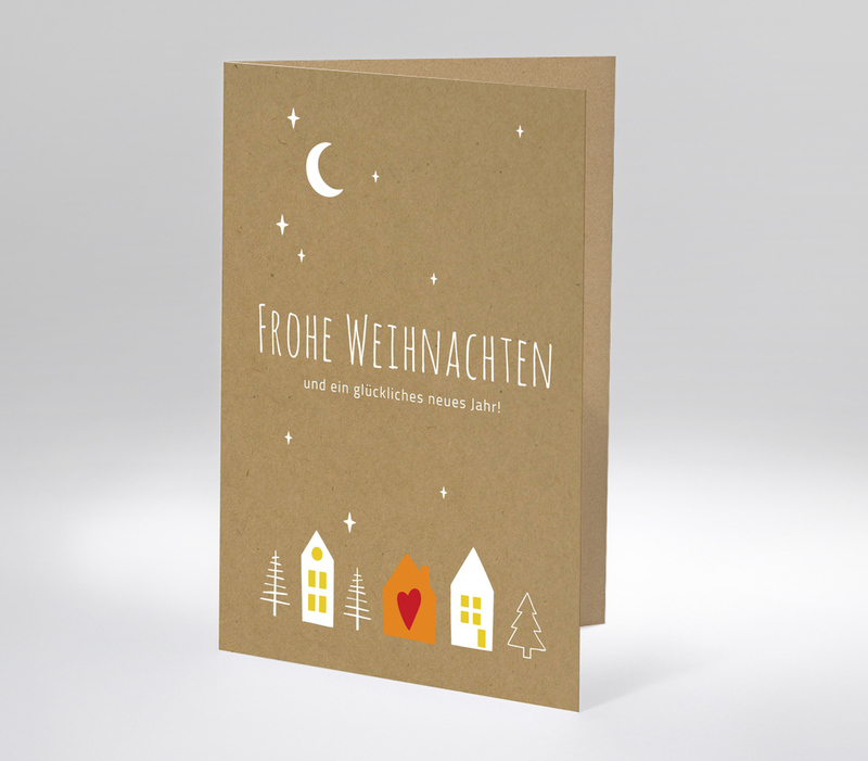 Schlichte Weihnachtskarte auf braunem Hintergrund mit weißen Häusern, Bäumen und dem Gruß 