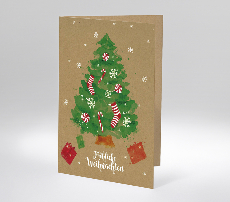 Bunter Weihnachtsbaum mit Zuckerstangen, Schneeflocken und Geschenken auf braunem Hintergrund mit Grußtext Fröhliche Weihnachten auf Kraftpapier