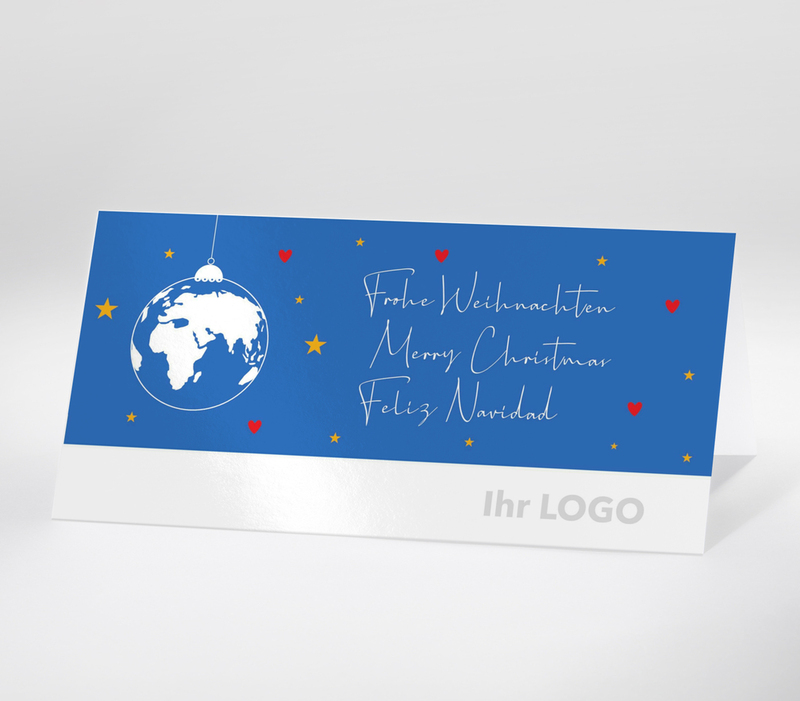 Internationale Weihnachtskarte mit Erdkugel als Christbaumkugel und Weihnachtsgrüßen in mehreren Sprachen auf blauem Hintergrund