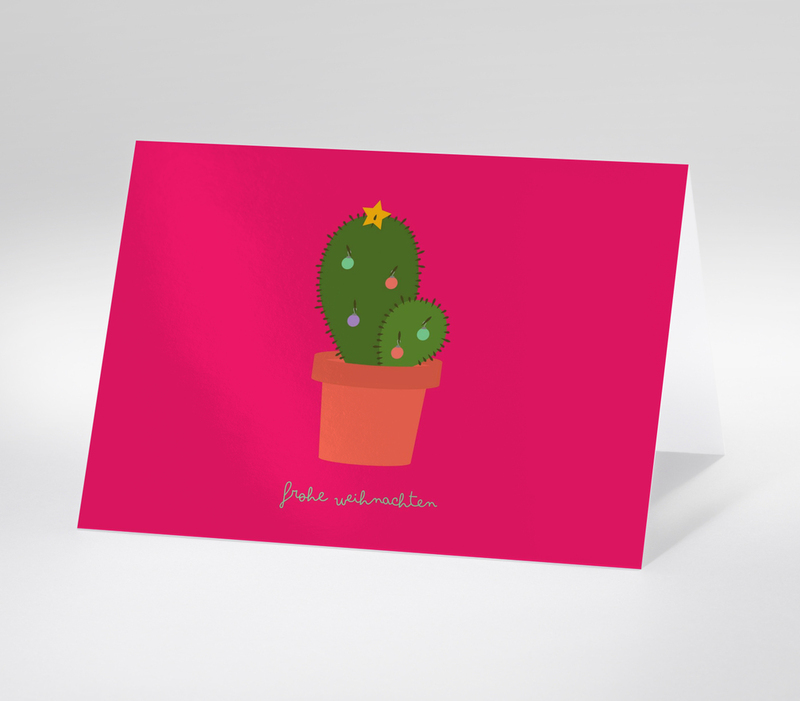 Weihnachtskarte mit Kaktus im Topf, geschmückt mit Kugeln und Stern auf pinkem Hintergrund