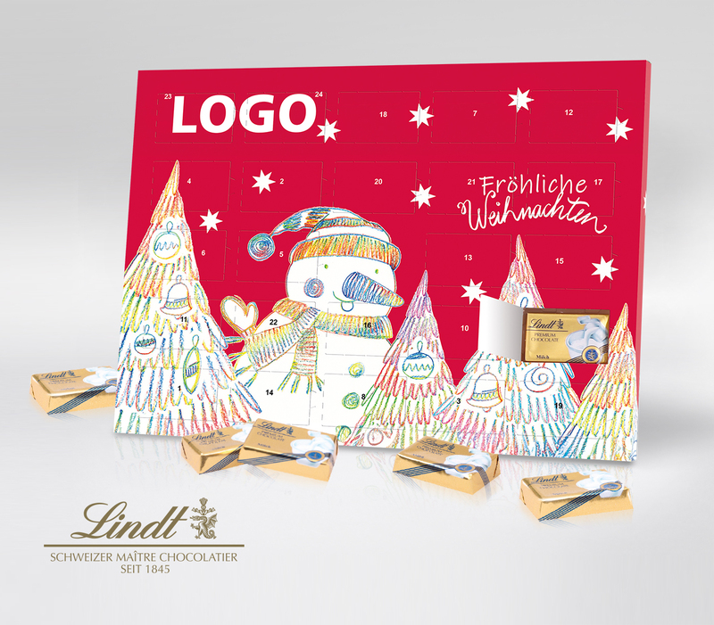 Tisch-Adventskalender von Lindt der eine fröhliche Buntstiftzeichnung von einem weißen Schneemann mit Schal und Zipfelmütze in einem bunten Tannenwald auf rotem Hintergrund zeigt. In Schreibschrift steht Fröhliche Weihnachten.