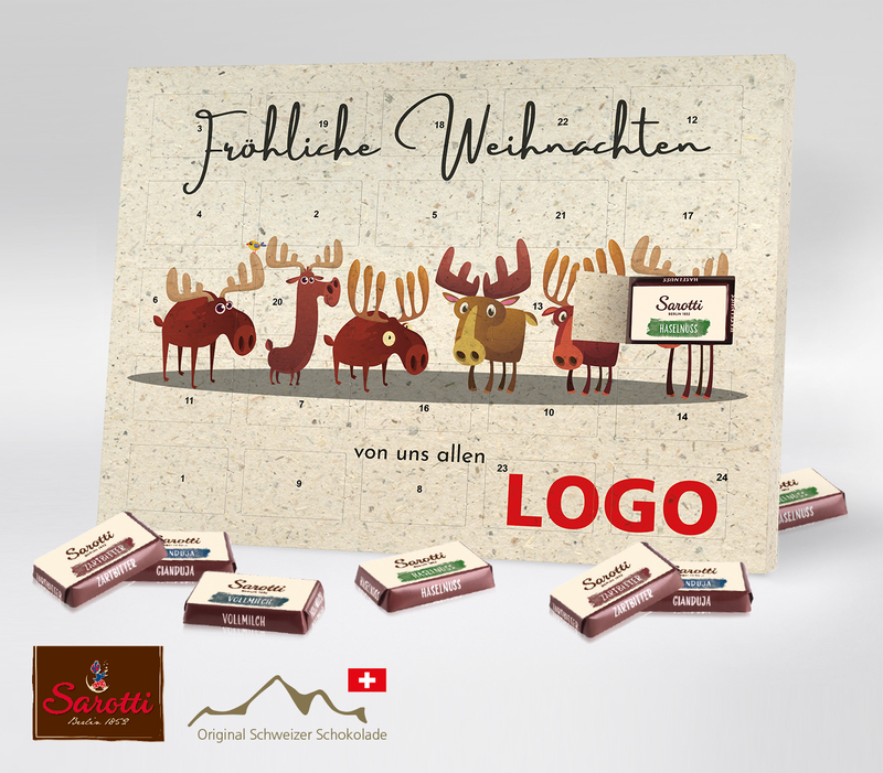 Tisch-Adventskalender von Sarotti aus Graspapier mit Illustration mit sieben lustigen Elchen die nebeneinanderstehen eingerahmt mit dem Schriftzug Fröhliche Weihnachten von uns allen.