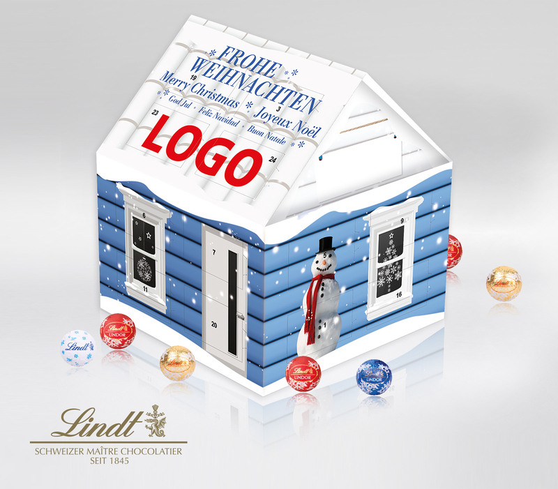 Adventskalender von Lindt in Hausform. Das Haus ist hellblau mit einem freundlichen Schneemann vor der Eingangstür. Auf dem schneebedeckten Dach steht Frohe Weihnachten in mehreren Sprachen.