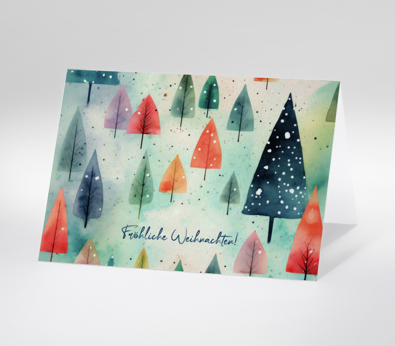 Weihnachtskarte mit bunten Aquarellbäumen und dem Text Fröhliche Weihnachten auf winterlich hellem Hintergrund