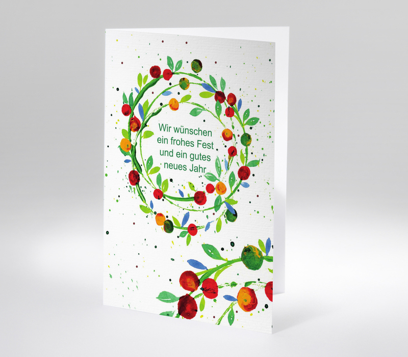 Weihnachtskarte mit buntem Beerenkranz und Text Wir wünschen ein frohes Fest und ein gutes neues Jahr
