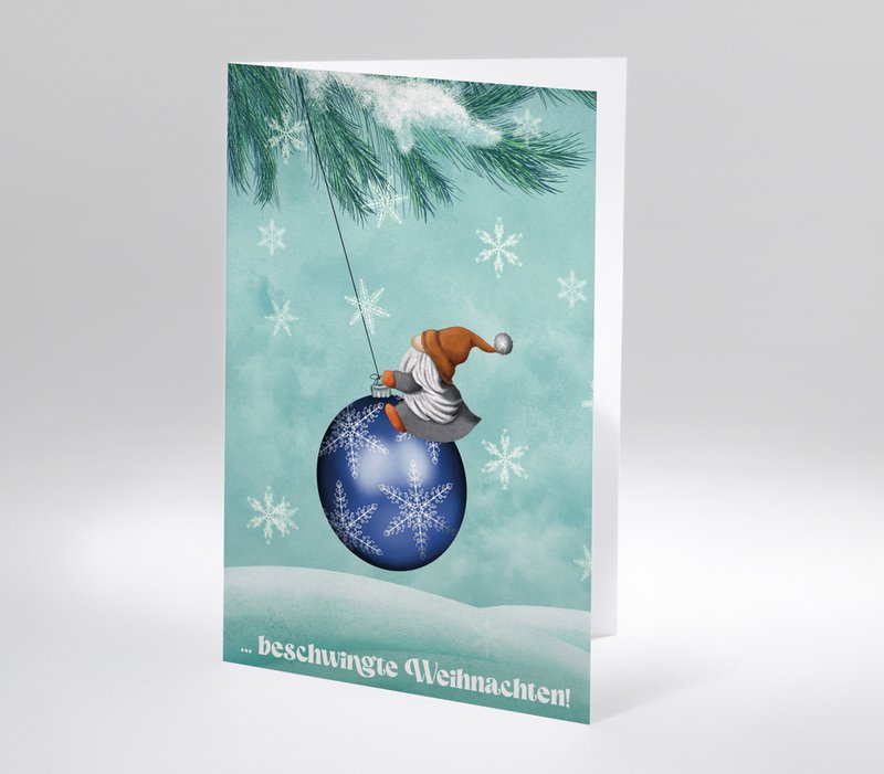 Weihnachtskarte mit Wichtel auf großer Christbaumkugel vor winterlichem Hintergrund und Text beschwingte Weihnachten
