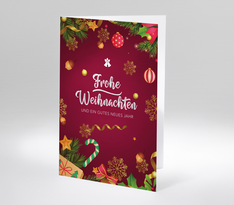 Festlich dekorierte Weihnachtskarte mit rotem Hintergrund, Tannenzweigen, Kugeln, Schneeflocken und dem Schriftzug Frohe Weihnachten und ein gutes neues Jahr