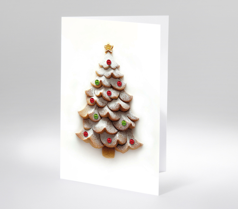 Lebkuchenbaum in Form eines Weihnachtsbaums mit Puderzucker und Kugeln dekoriert