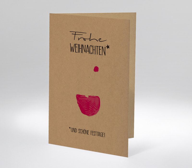 Minimalistische Weihnachtskarte auf Kraftpapier mit roter Nase und rotem Bart, Text Frohe Weihnachten und schöne Festtage