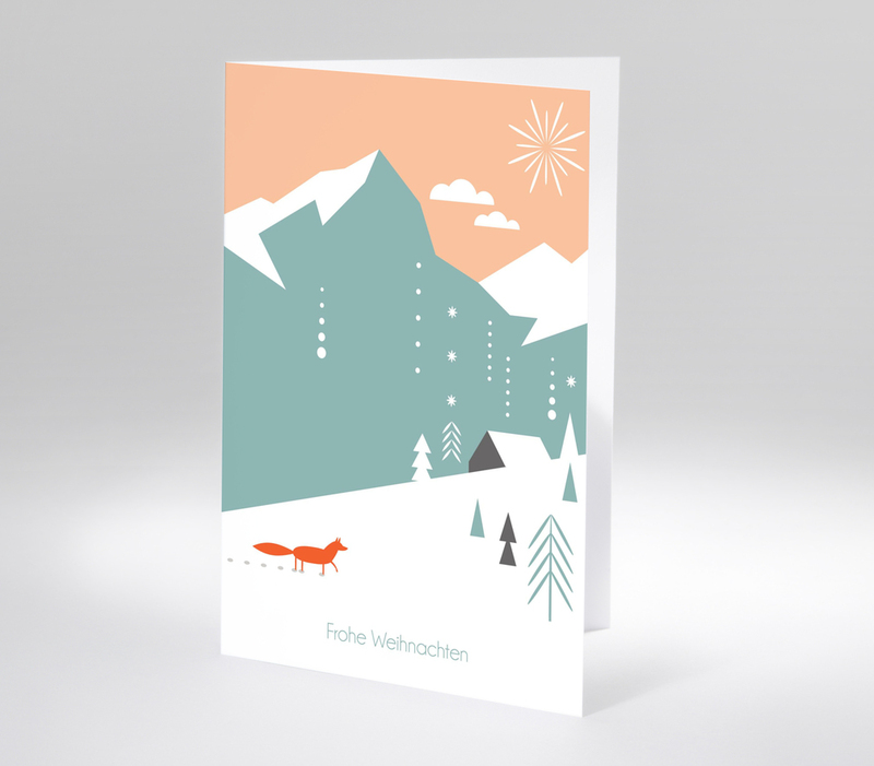 Grafisch illustrierte Winterlandschaft mit Fuchs im Schnee, Bergen und Häuschen, Text Frohe Weihnachten