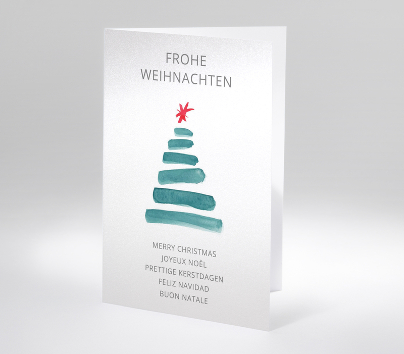 Stilisierter Weihnachtsbaum aus blauen Pinselstrichen mit internationalen Weihnachtsgrüßen