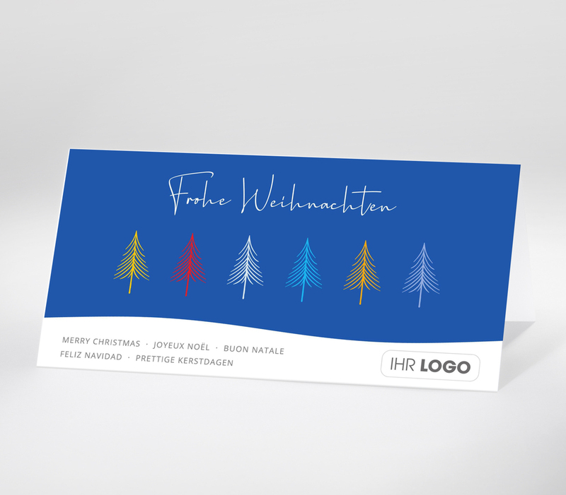 Blaue Weihnachtskarte mit stilisierten bunten Tannenbäumen und Text in mehreren Sprachen