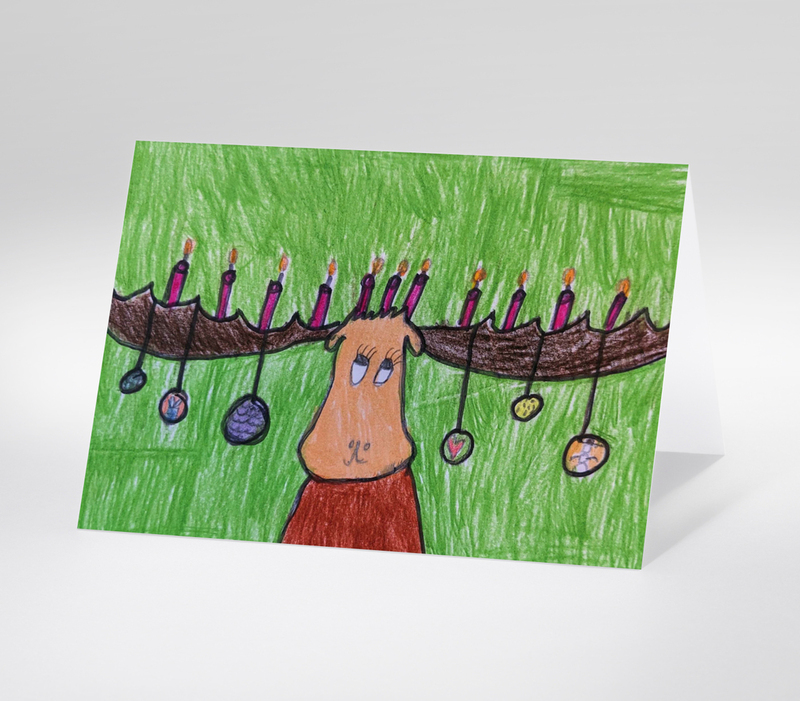 Kinderzeichnung eines Rentiers mit brennenden Kerzen und Baumschmuck an den Geweihen