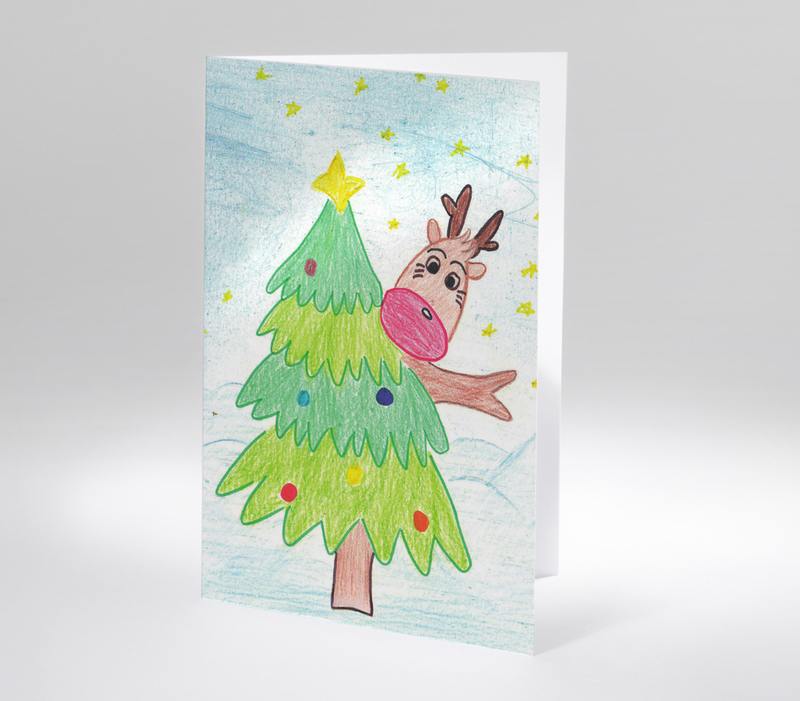 Kinderzeichnung eines Rentiers hinter einem geschmückten Weihnachtsbaum mit Sternenhimmel