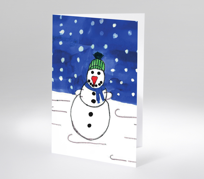 Kinderzeichnung eines Schneemanns mit grüner Mütze im Schneefall vor dunklem Nachthimmel